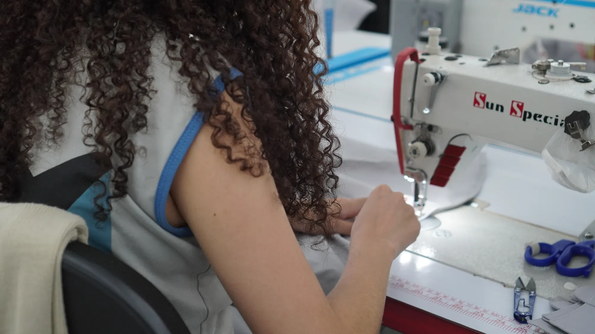 Costureira na máquina