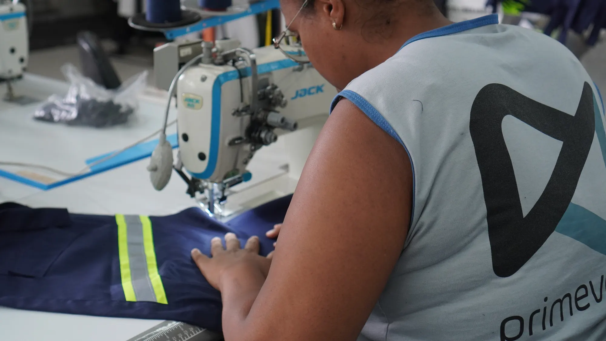 Costura de uniforme com faixa refletiva